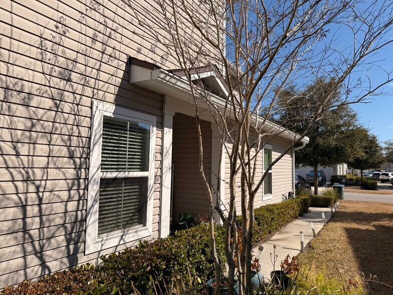 Building Photo - 13984 Sterely Ct N