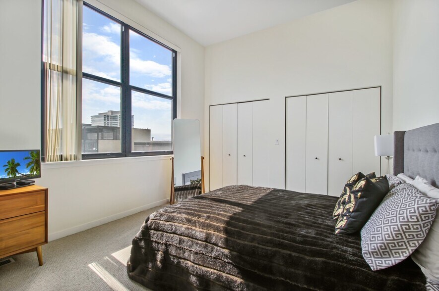 Building Photo - 547 S Clark St