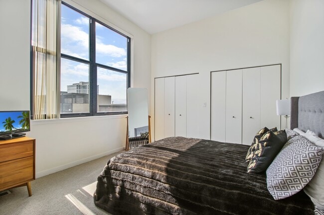 Building Photo - 547 S Clark St