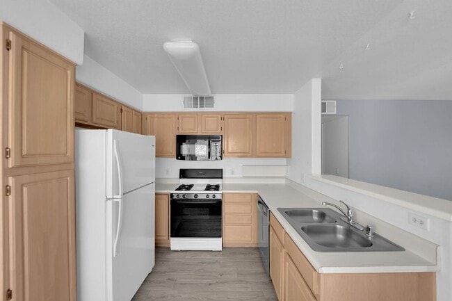 Building Photo - 5710 E Tropicana Ave