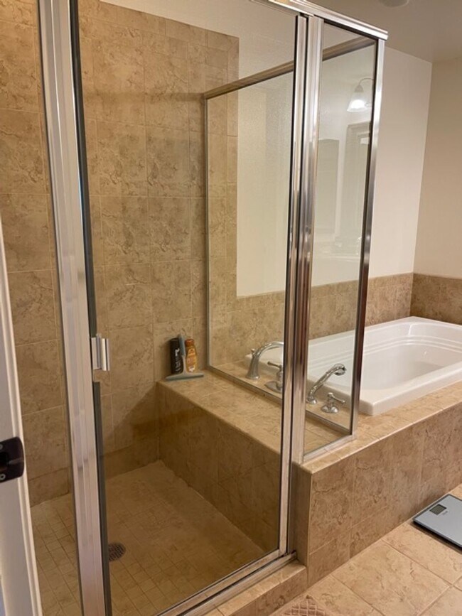 Building Photo - Gorgeous like new Premier condo in S. Kihe...