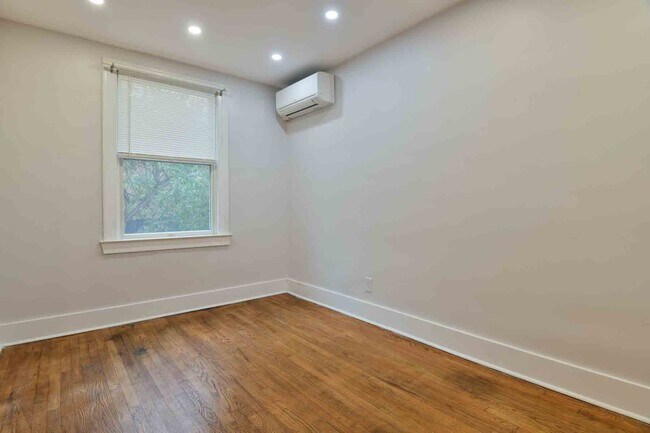 Building Photo - 725 Kearny St NE