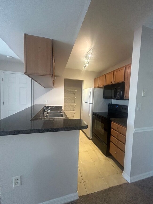 Building Photo - BRANDON: 2 Bed/2 Bath, Ground Floor Unit A...