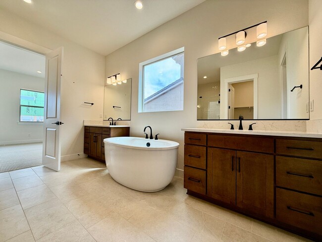 Building Photo - Luxury Living in Kissing Camels – 4 Bed | ...