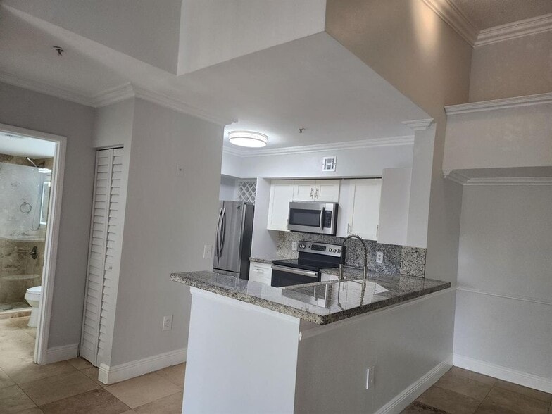 Building Photo - 2494 Centergate Dr