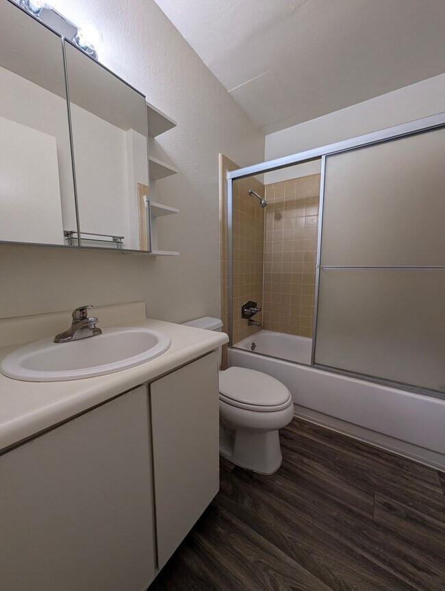 Building Photo - 350a