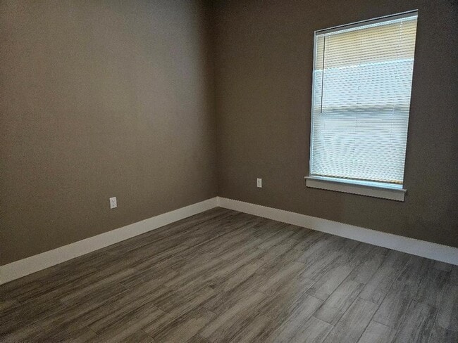 Building Photo - 305 Anderson St