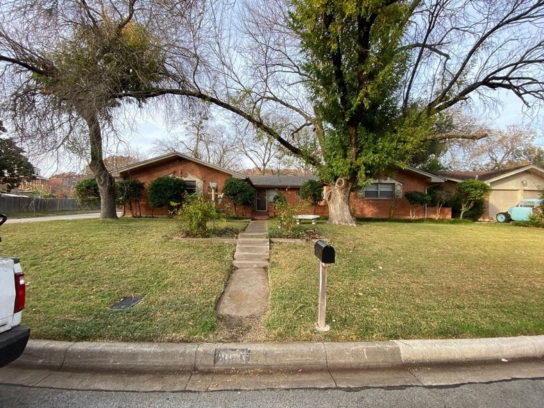 Building Photo - 2101 Bradford Dr