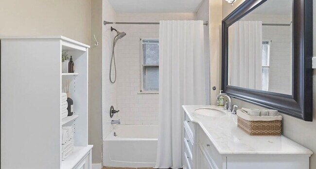 Building Photo - 240 Calkins Ave SE