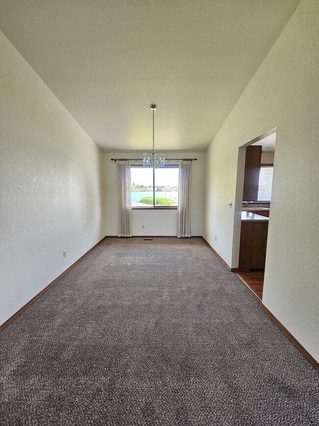 Building Photo - Beautiful 4 Bedroom Home on the Lake-May Rent FREE!