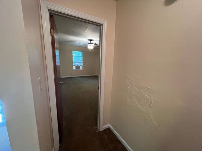 Building Photo - Cute 2 bedroom 2 bathroom townhome close t...