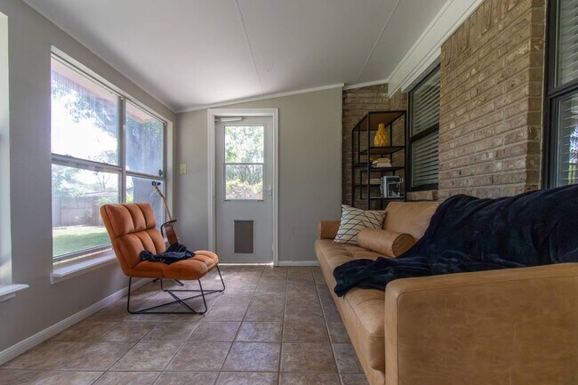 Building Photo - 1609 Ronstan Dr