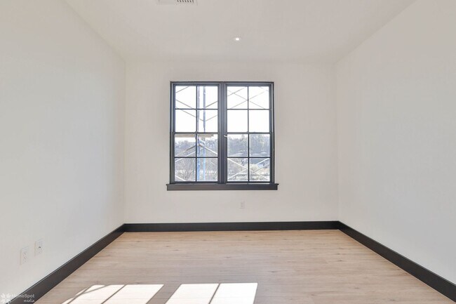 Building Photo - 2 bedroom / 2 bathroom apartment at Waterm...