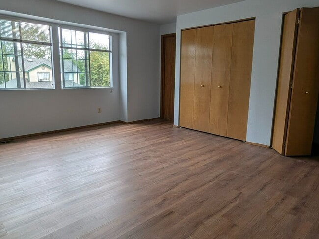Building Photo - West of Lake Meridian, Easy Commute & Clos...