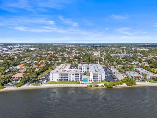 Building Photo - 1502 S Lakeside Dr