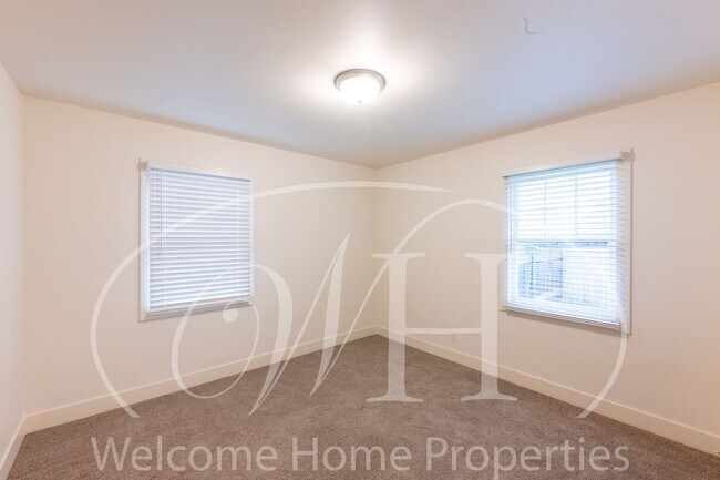 Building Photo - 427 E Pine St