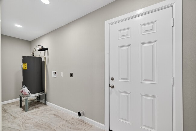 Building Photo - 7814 Pin Oak Dr