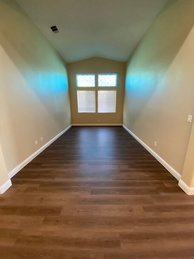 Building Photo - Gorgeous NW Home 4 Bed/3 Bath $2,850 Rent & 2,850 Deposit