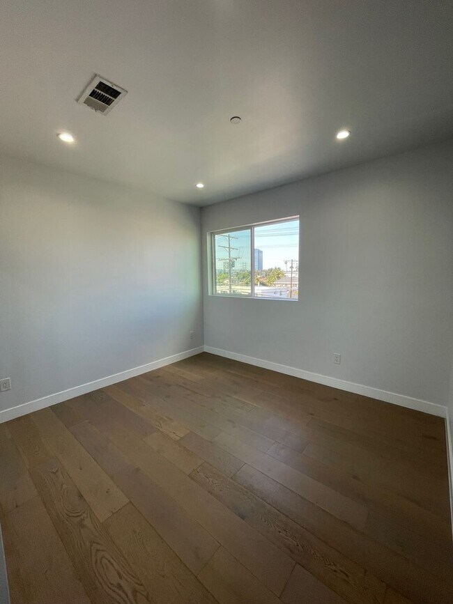 Building Photo - 2129