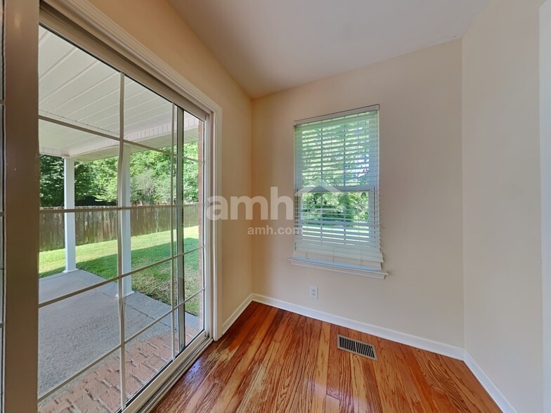 Building Photo - 3146 Jenkins Dr