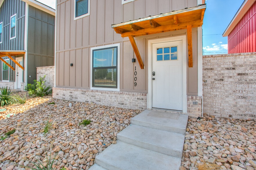 Building Photo - 1009 Holiday Dr