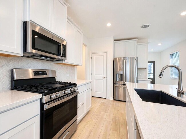 Building Photo - 366 Papaya Dr