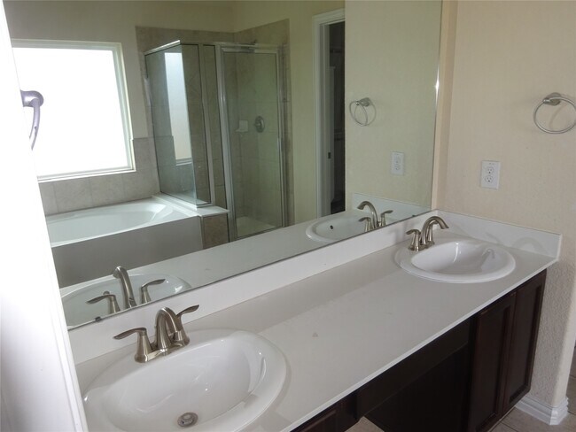 Building Photo - 1402 Green Highland Dr
