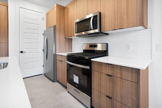 Building Photo - HURRICANE TOWNHOME - END UNIT