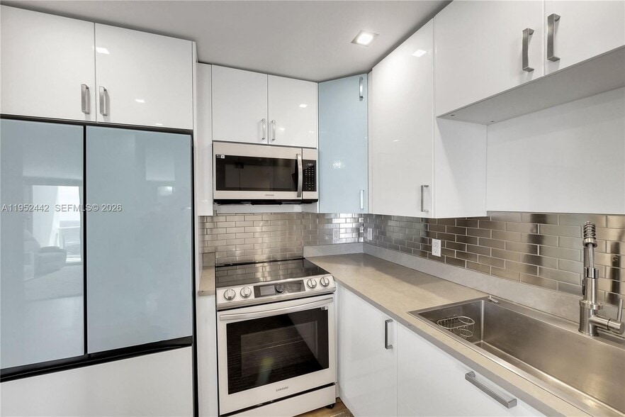 Building Photo - 100 Bayview Dr