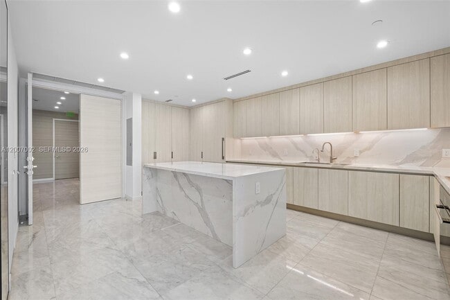 Building Photo - 100 South Pointe Dr