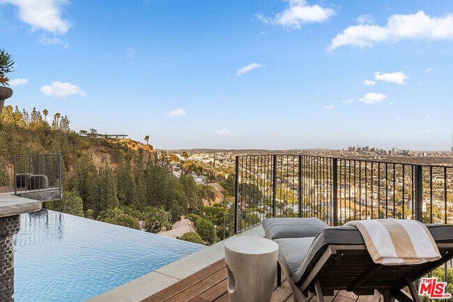 Building Photo - 8425 Hillside Ave