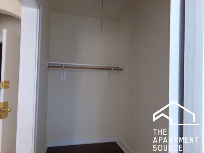 Building Photo - 6916 N Lakewood Ave