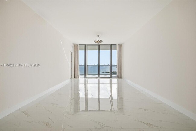 Building Photo - 700 NE 24th St