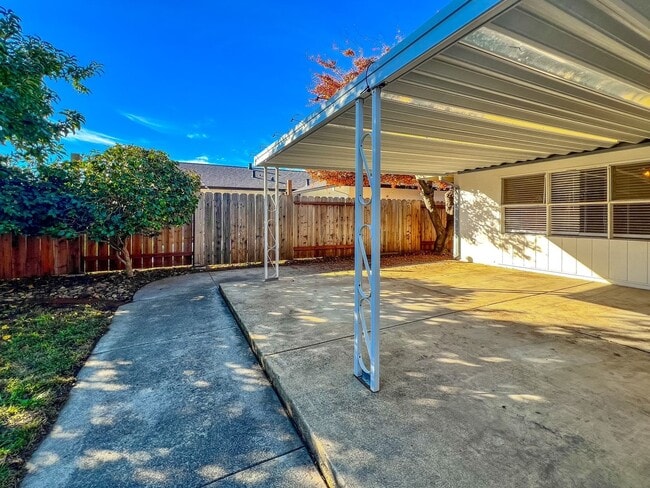 Building Photo - Charming Three Bedroom West Park Neighborh...