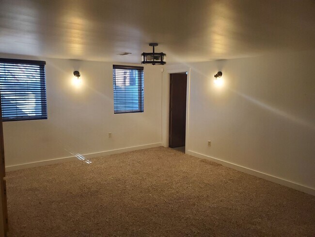 Building Photo - Spacious 3 BR/2 BR Family Home