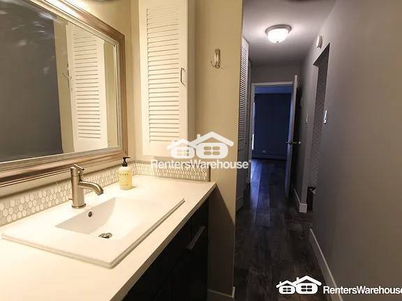 Building Photo - AVAILABLE NOW 1 Bed 1.0 Bath Condo with Sp...