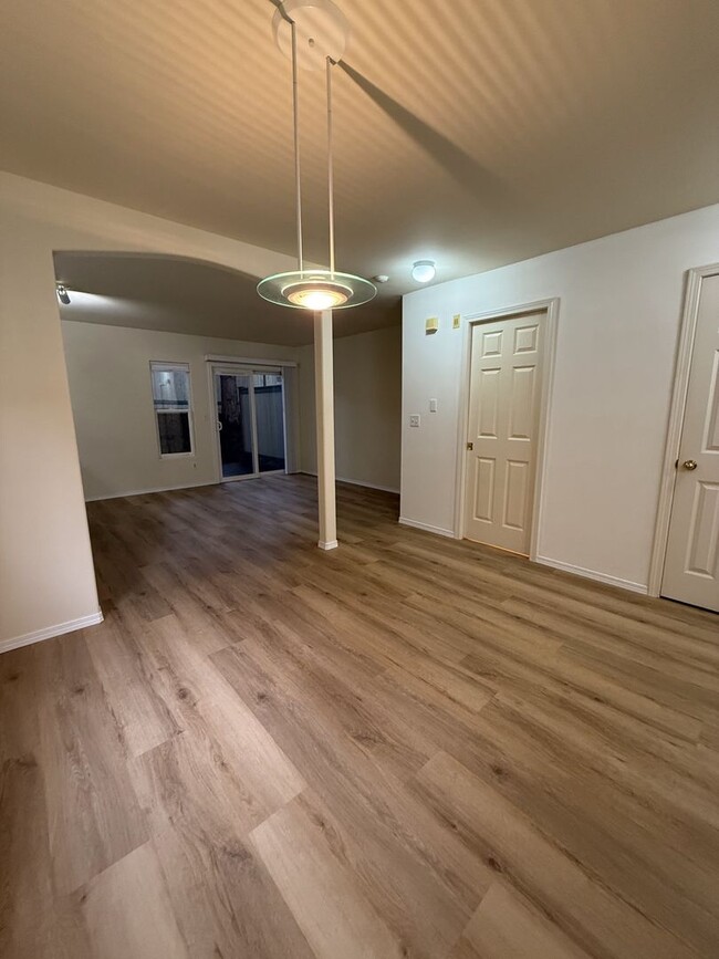 Building Photo - Warm N Cozy 2 bedroom Townhome for Rent in...