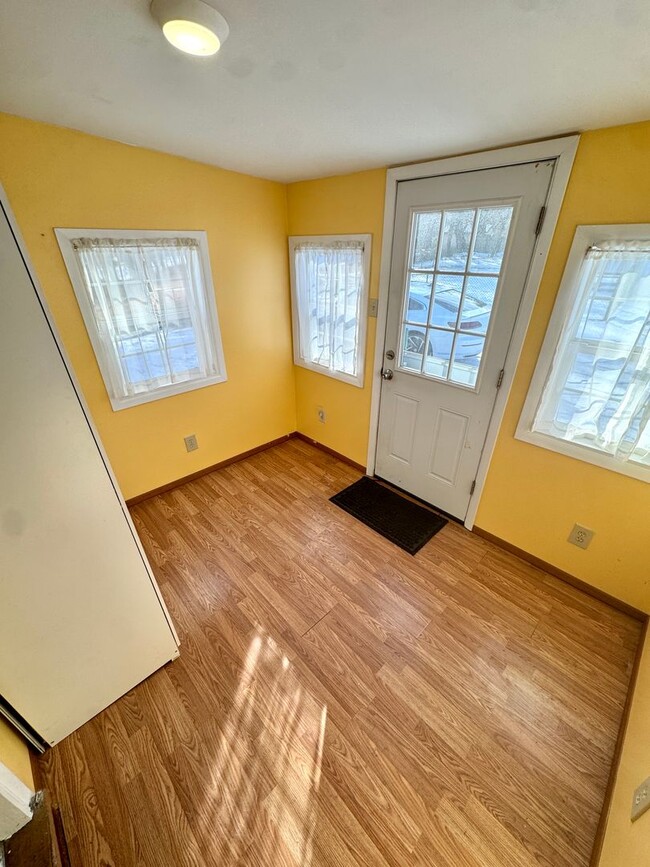 Building Photo - TWO BEDROOM HOME IN PARKLAND SCHOOLS