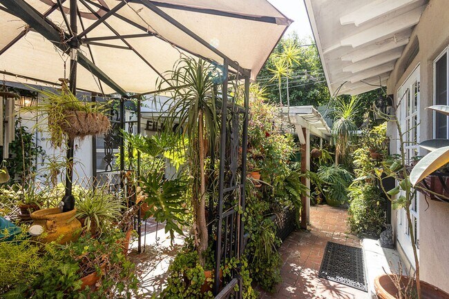 Building Photo - Warm & Welcoming Home Near Melrose with Room to Live, Work & Create