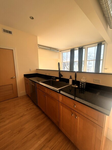 Building Photo - 17 Ivaloo St