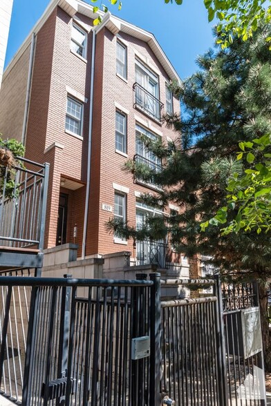 Building Photo - 819 N Wood St