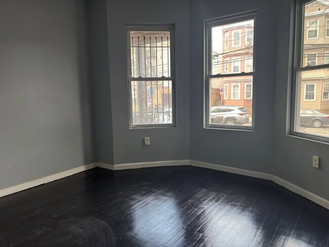 Building Photo - 482 Avon Ave