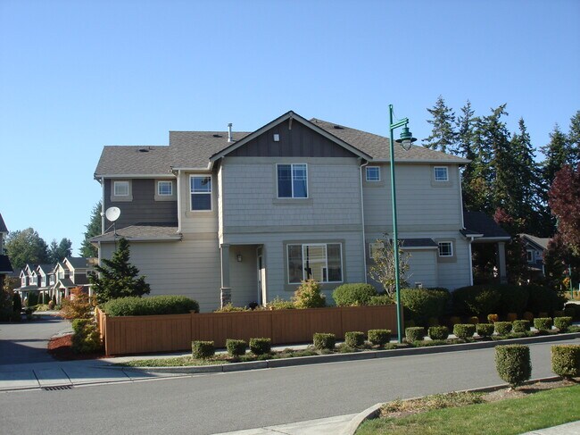 Building Photo - 13904 North Pointe Cir