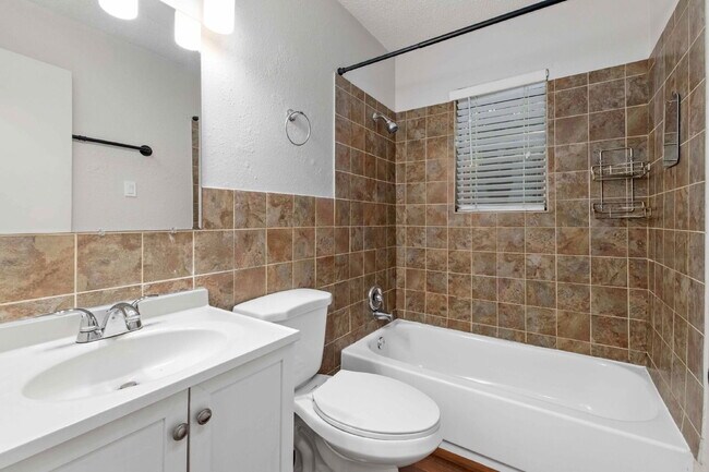 Building Photo - 2928 E 12th St