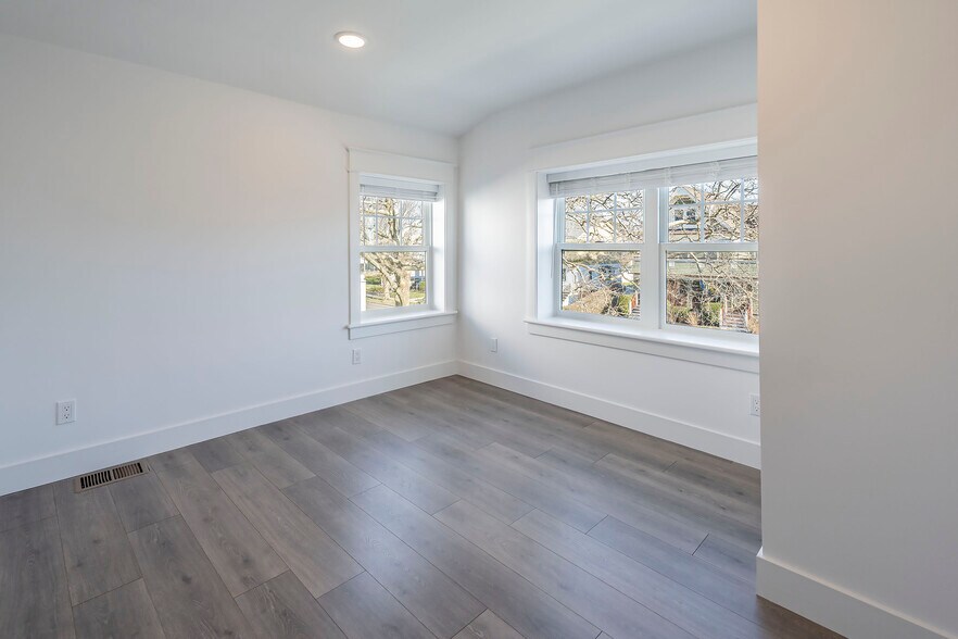 Bed -#2 - 205 10th Ave