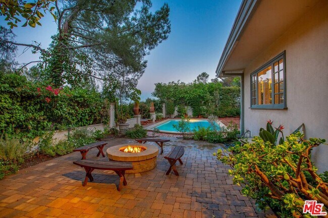 Building Photo - 10216 Cielo Dr