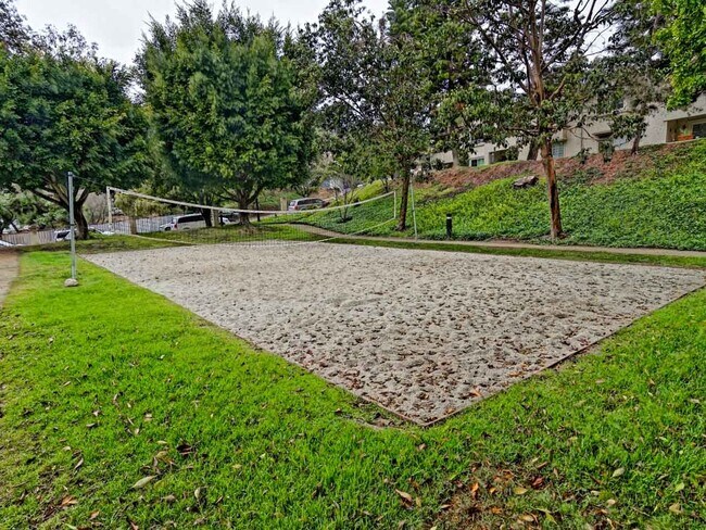 Building Photo - Sunny Top Floor 2 bedroom 2 bath Condo Wit...