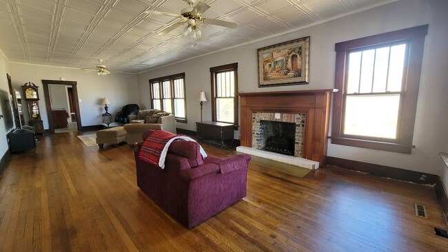 Building Photo - 1601 N Broadway St