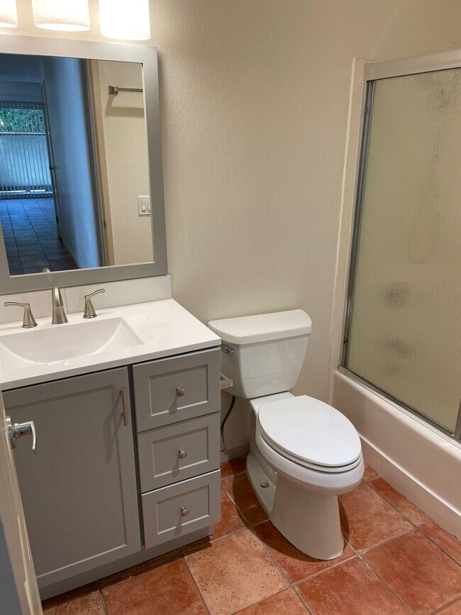 Building Photo - Bright and Charming 3 Bedroom 2 Bath Condo with Patio and A/C!