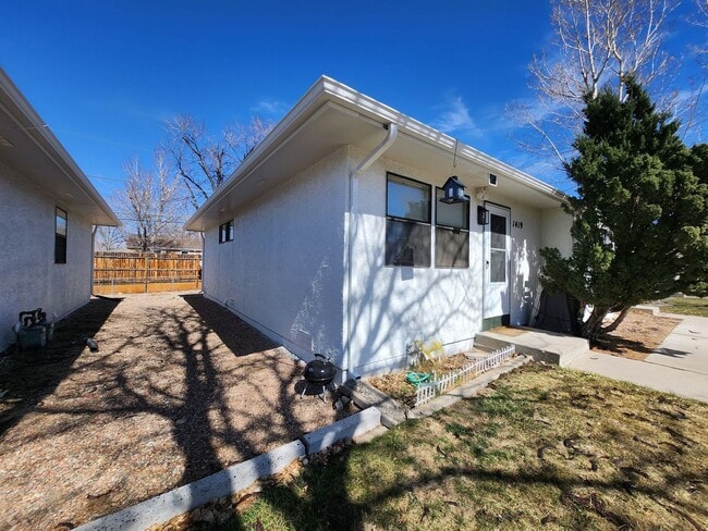 Building Photo - 1419 Anita St